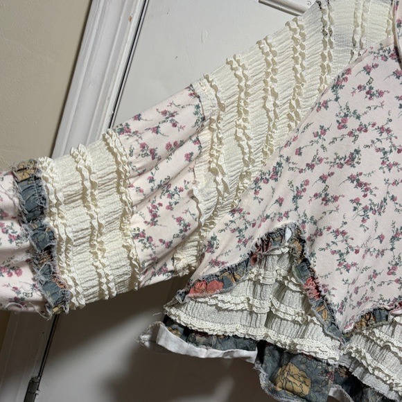 POL Cream Floral Ruffle Cropped Sweatshirt with Pink & Green Print - Picture 3 of 9